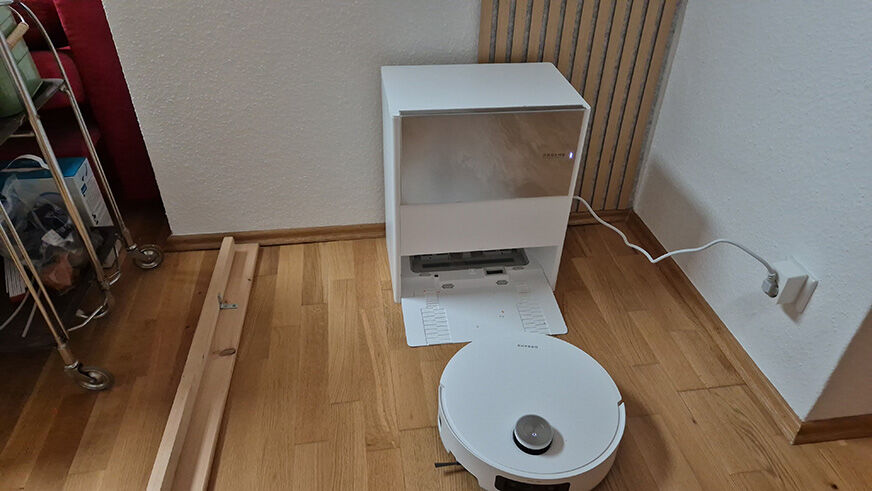 Die elegante Station mit Marmor-Monogramm des Dreame Aqua10 Ultra Track.